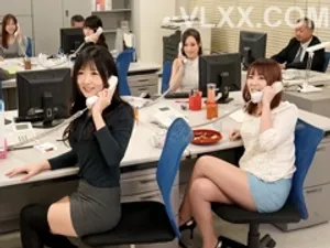 đi làm theo còn chụp ảnh vú gửi anh bồ, cô nàng bị gã sếp phạt hiện